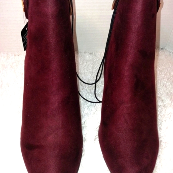 Liz Claiborne burgundy ankle bootie - Picture 3 of 4